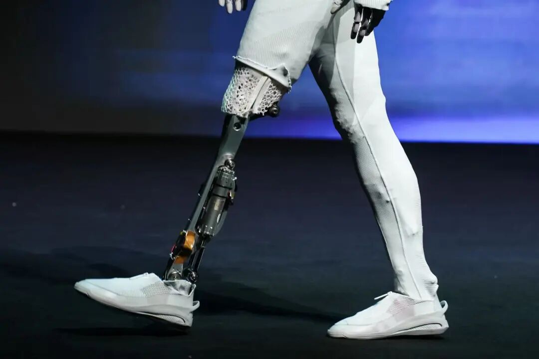 在机器人IRON通电运行状态下，现场剪开其腿部覆盖件，公开展示内部的机械结构。企业供图