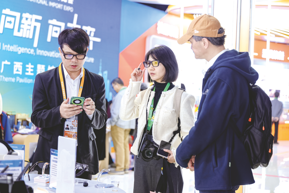     在广西综合形象馆智联东盟展区内，今年东博会爆火的迈越AI翻译提词眼镜深受观众喜爱。     （自治区商务厅供图）