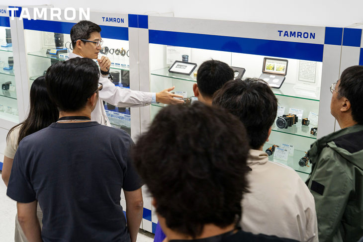 腾龙光学（佛山）有限公司黄明剑副总经理为来宾们讲解