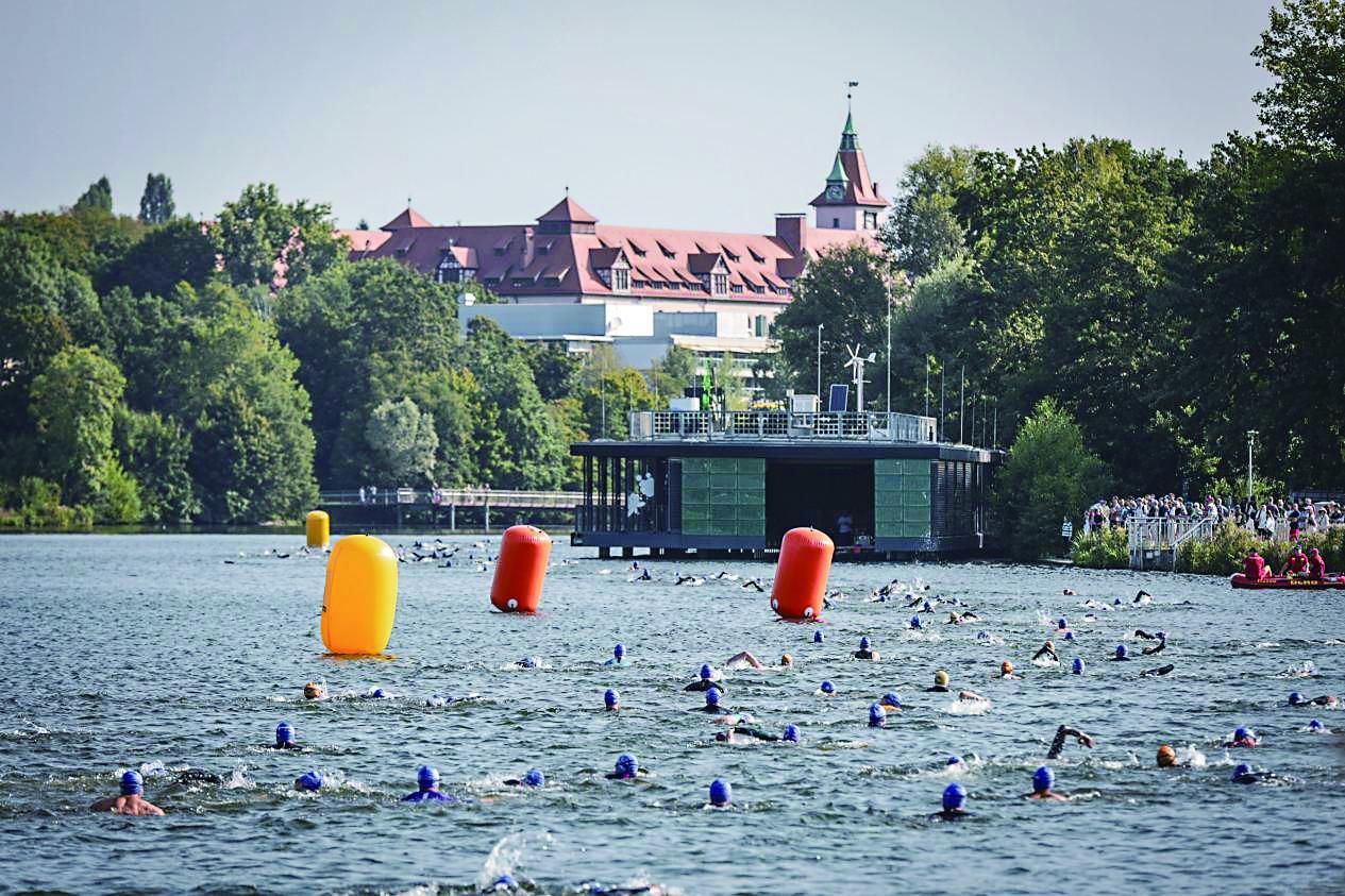 “打铁”人在公开水域完成游泳