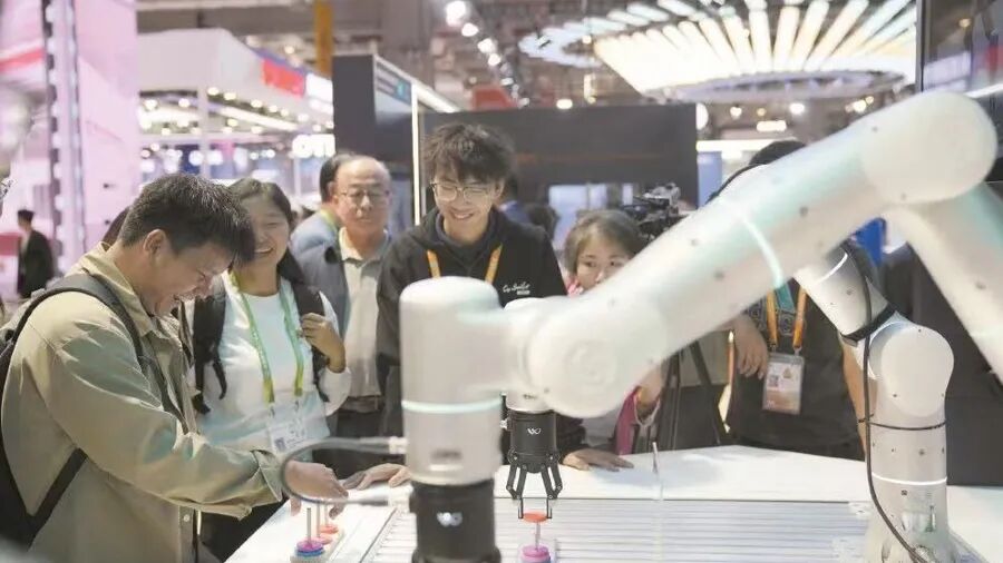 参观者在国家会展中心（上海）技术装备展区西门子展台与AI进行游戏互动。 新华社记者 樊雨晴 摄