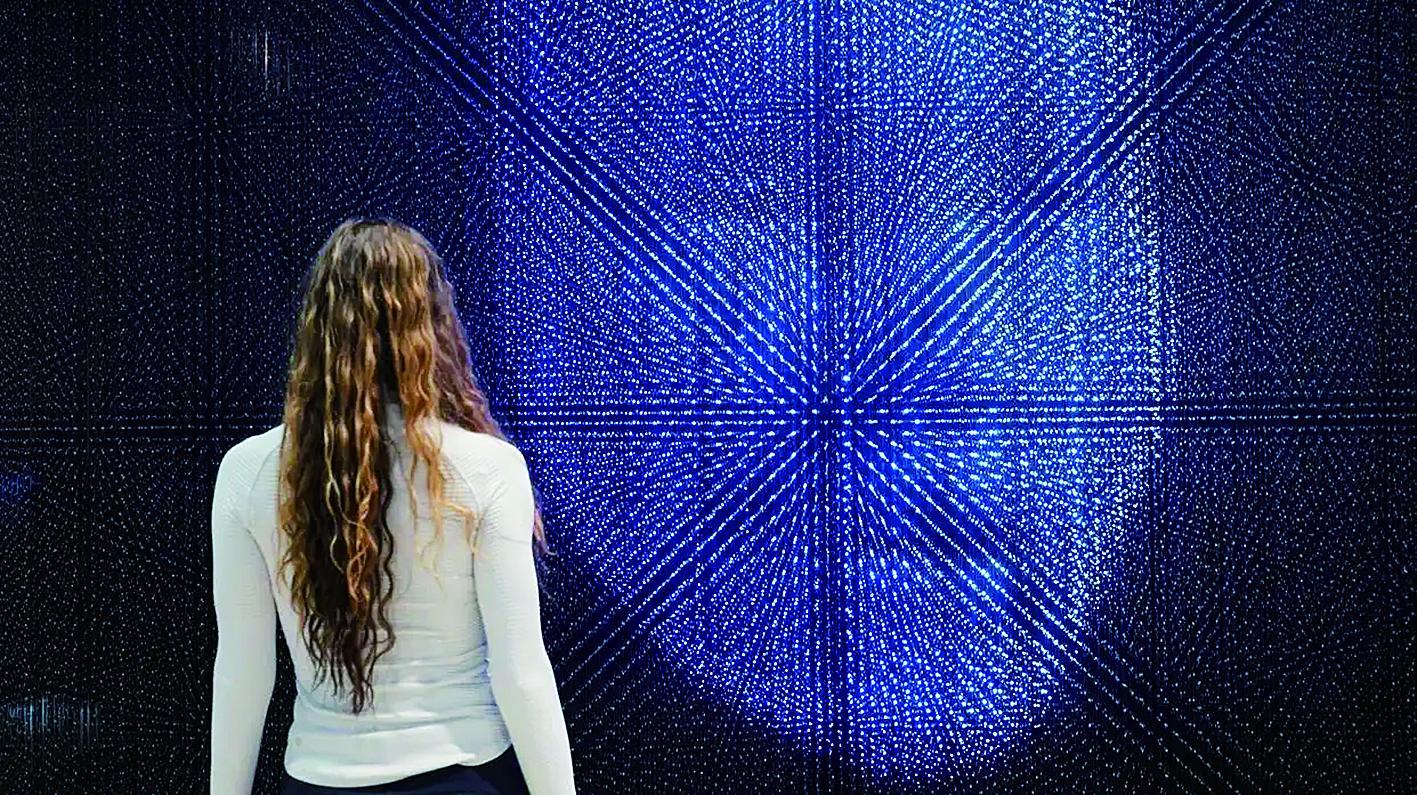 一名女士在美国拉斯维加斯消费电子展上体验智能科技。