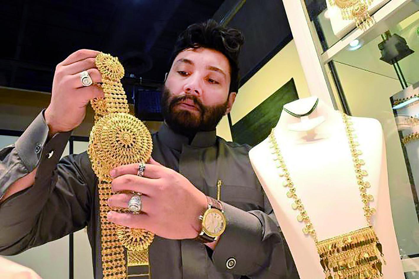 第23届国际黄金珠宝展上的珠宝首饰 新华社发