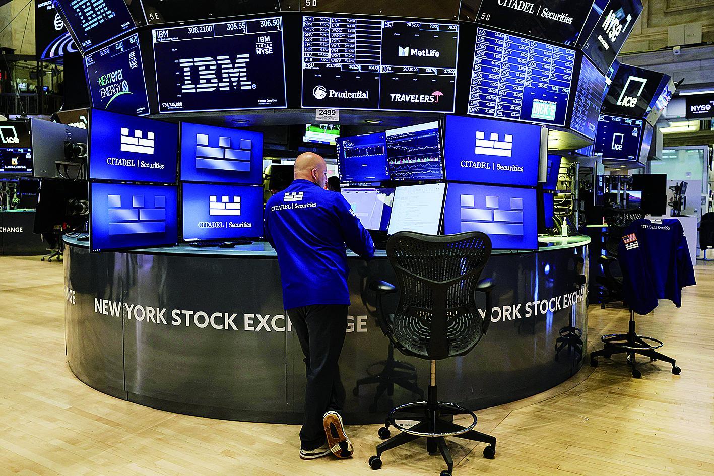 10月30日,交易员在美国纽约证券交易所工作。