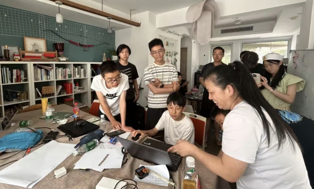 孩子们正在讨论项目细节