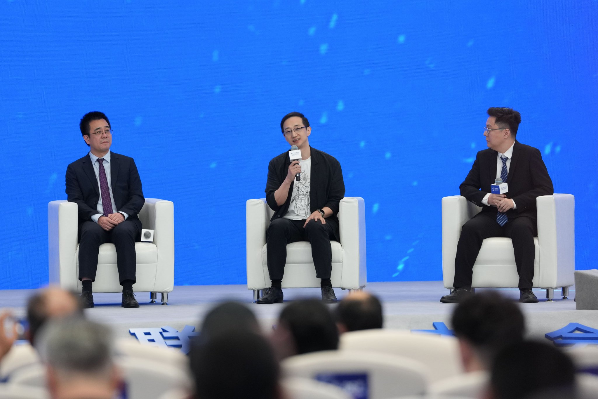 11月7日，游戏科学创始人兼CEO、《黑神话：悟空》制作人冯骥（中）在“六小龙乌镇对话”上发言。新华社记者 黄宗治 摄
