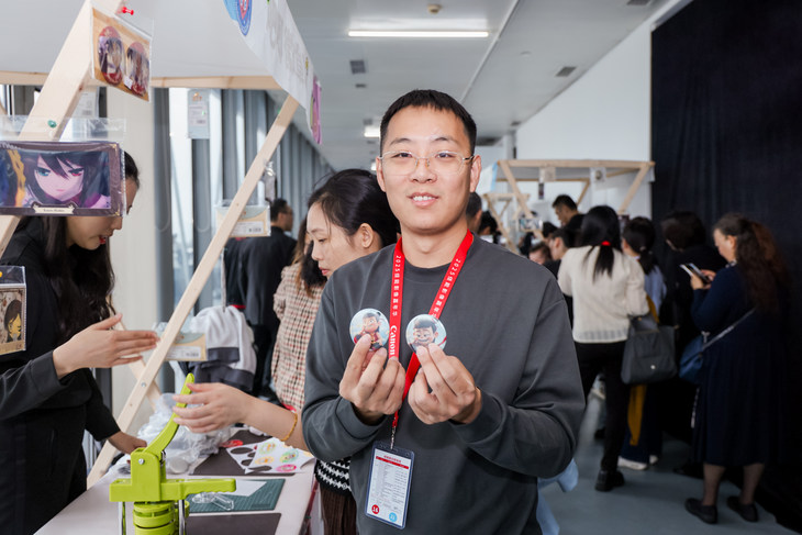 观众纷纷在影像市集定制影像纪念品,体验影像创作的乐趣