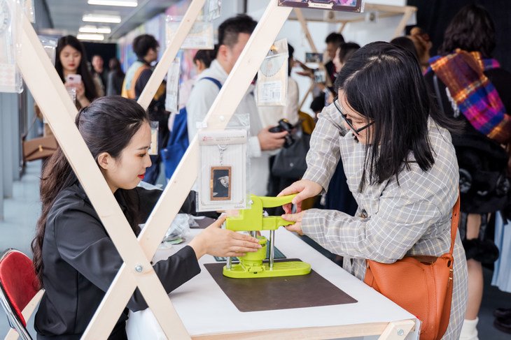 观众纷纷在影像市集定制影像纪念品，体验影像创作的乐趣