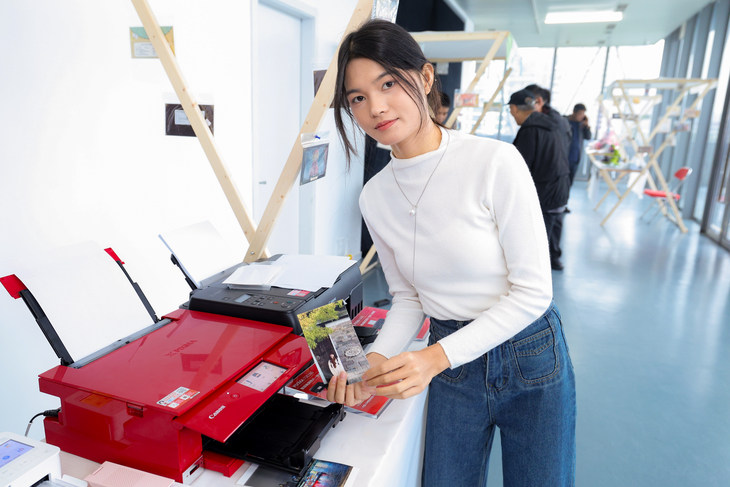 观众纷纷在影像市集定制影像纪念品,体验影像创作的乐趣