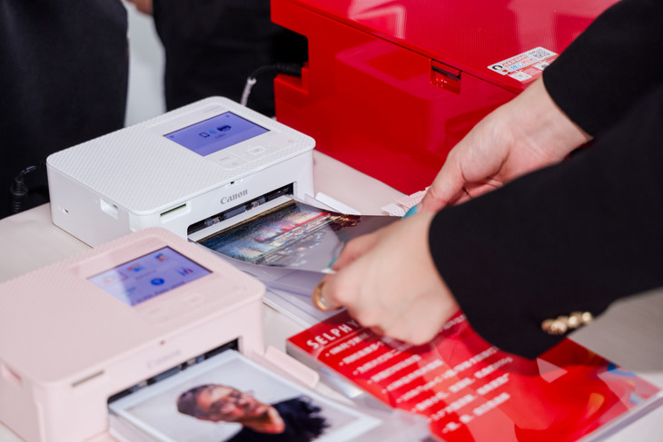 观众纷纷在影像市集定制影像纪念品,体验影像创作的乐趣