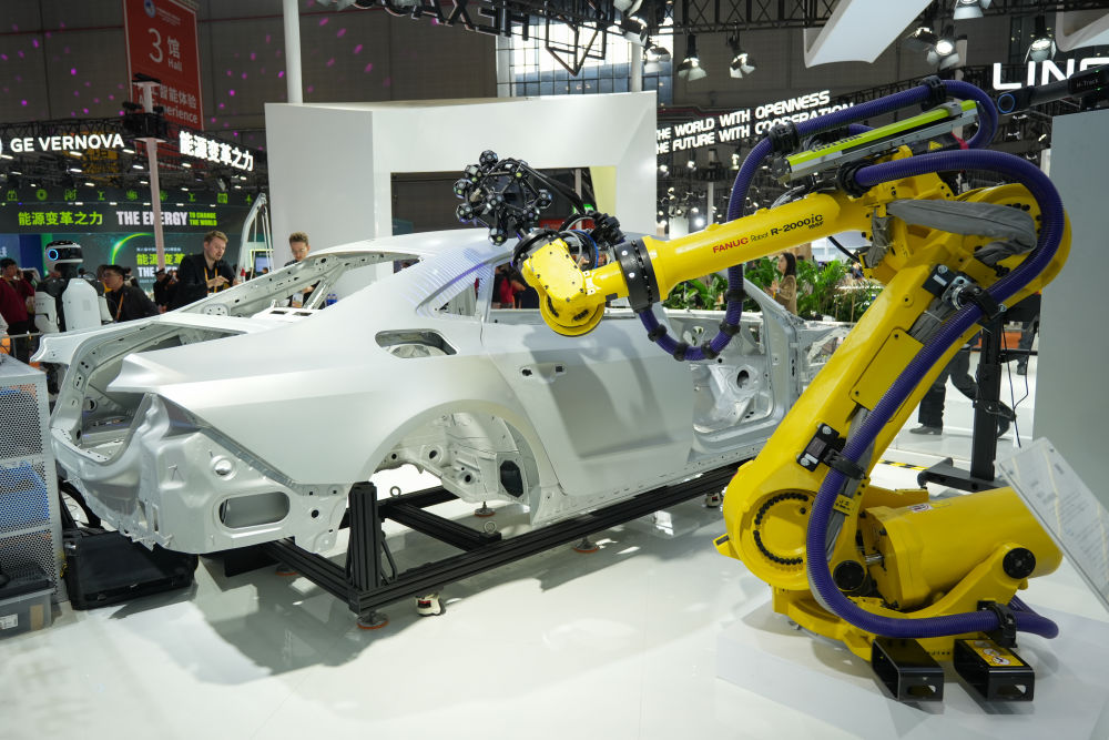 这是11月6日在第八届进博会技术装备展区拍摄的自动化测量系统。新华社记者 张子彧 摄