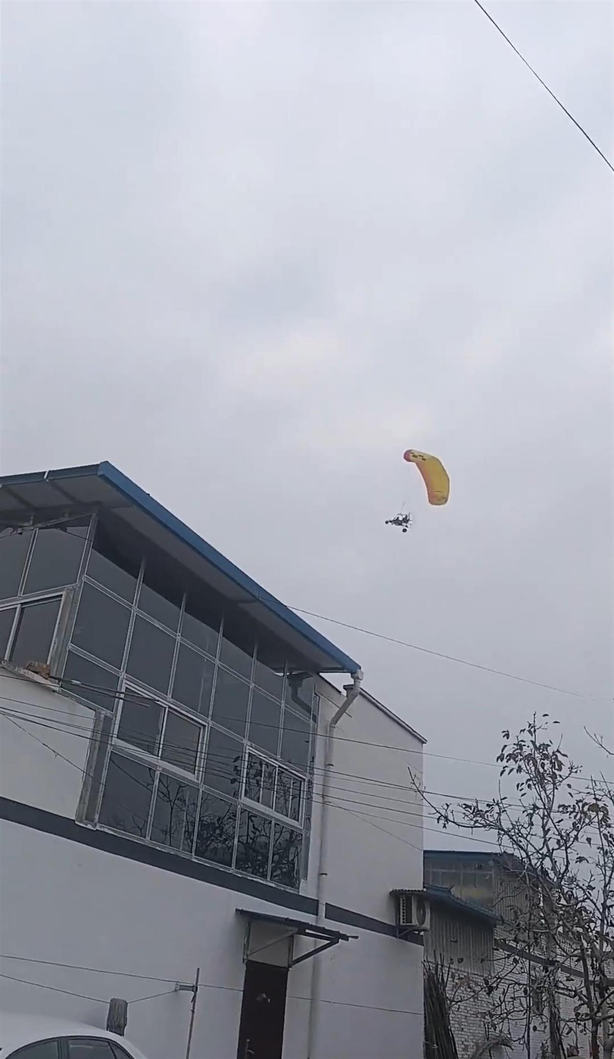 陕西一小伙结婚当天驾自制“飞机”成功飞天？村民称是他朋友来助兴，飞机5年前就首飞过，民航空管局回应