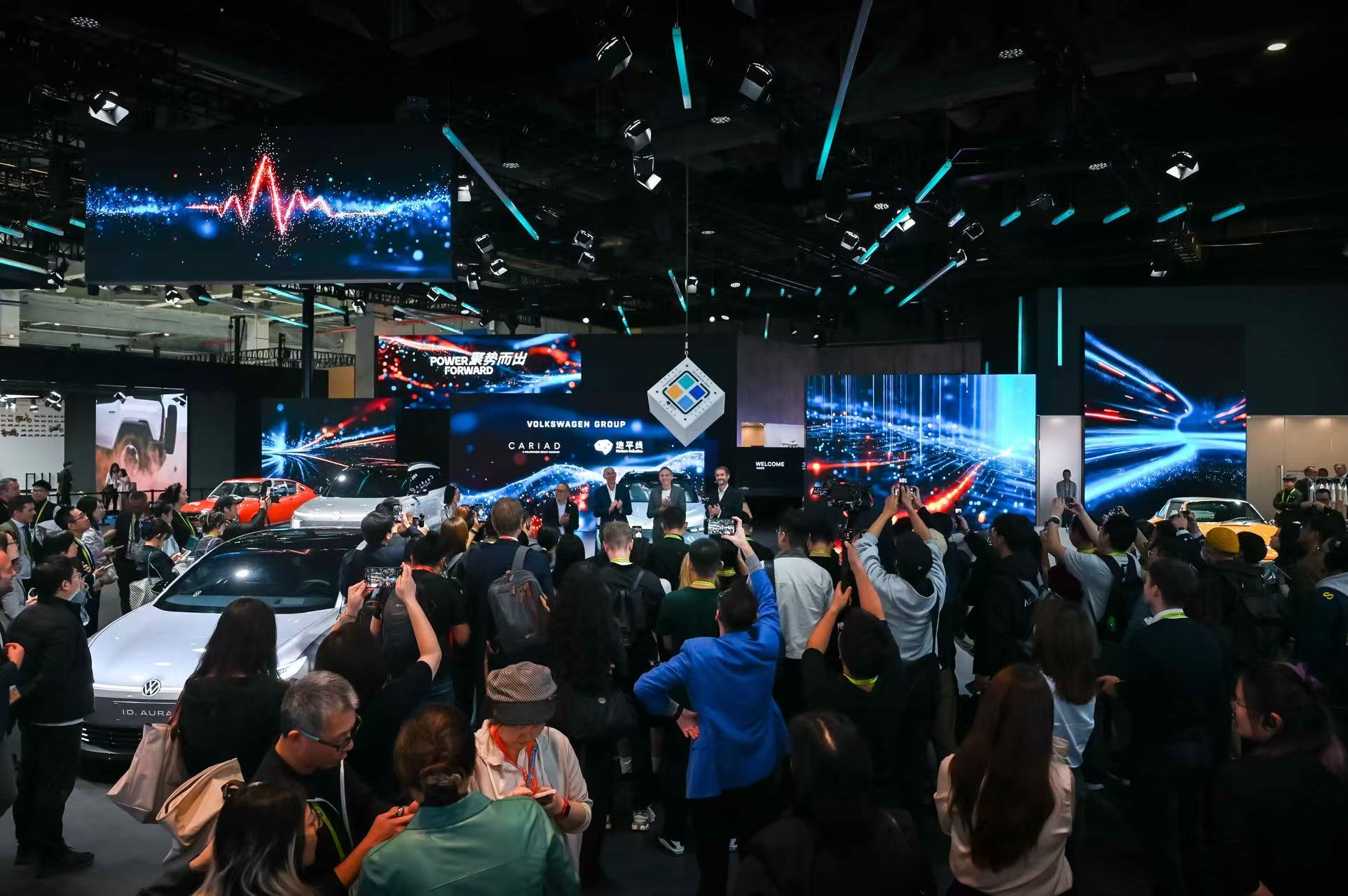 地平线创始人余凯和大众集团三位高管宣布了酷睿程（CARIZON）终于开启征程｜图片来源：大众集团