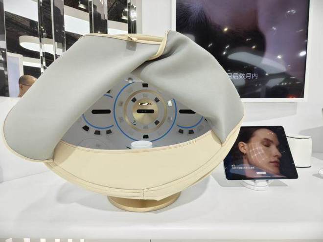 雅诗兰黛智能检测仪。上游新闻记者 时婷婷/摄