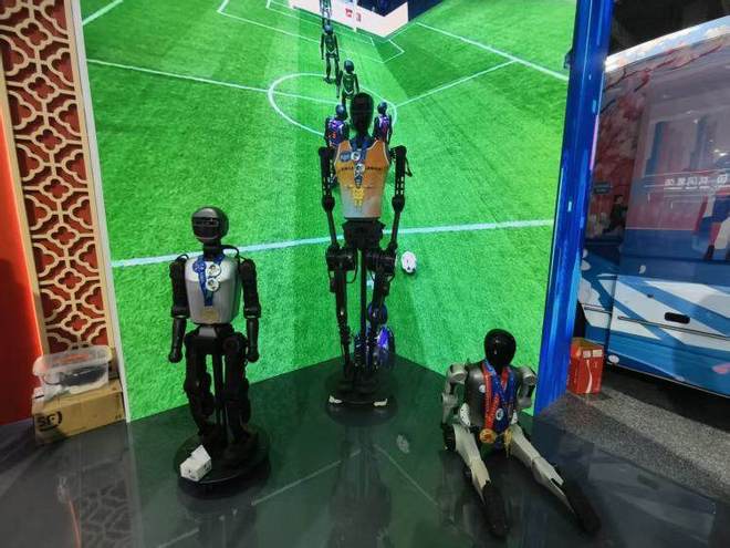 展出的人形机器人。上游新闻记者 时婷婷/摄