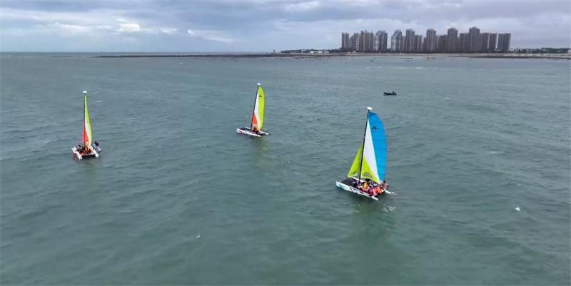 横渡琼州海峡帆船暨游泳挑战举行