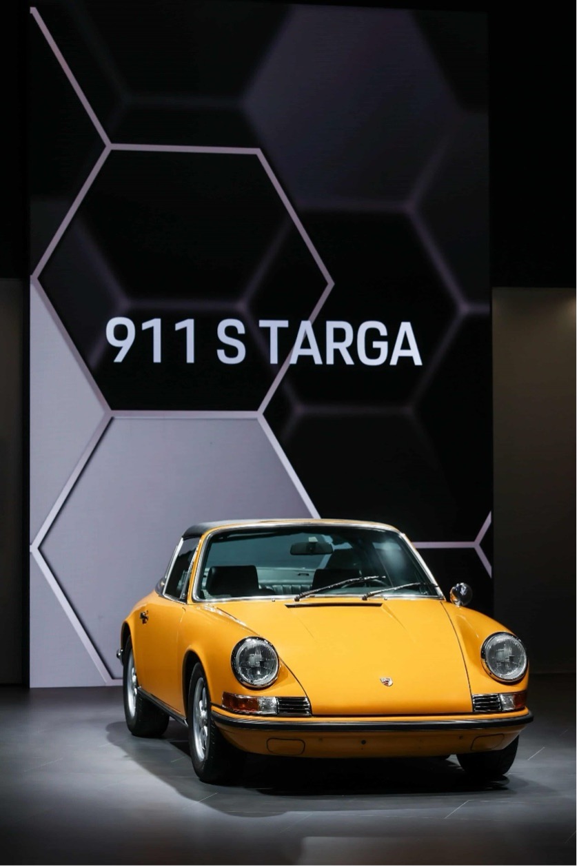 诞生 60 周年的保时捷 911 Targa 静静停在保时捷 911 Turbo S 身后｜图片来源：大众集团