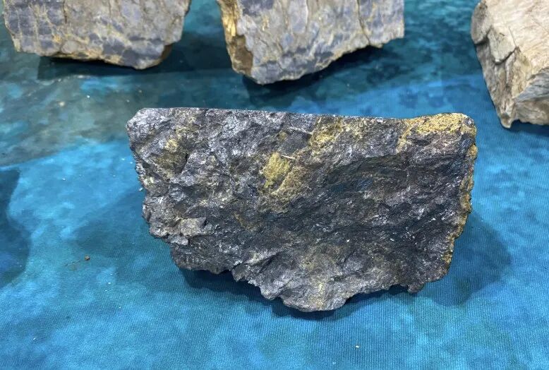 Felix Gold公司Treasure Creek项目开采的辉锑矿。 