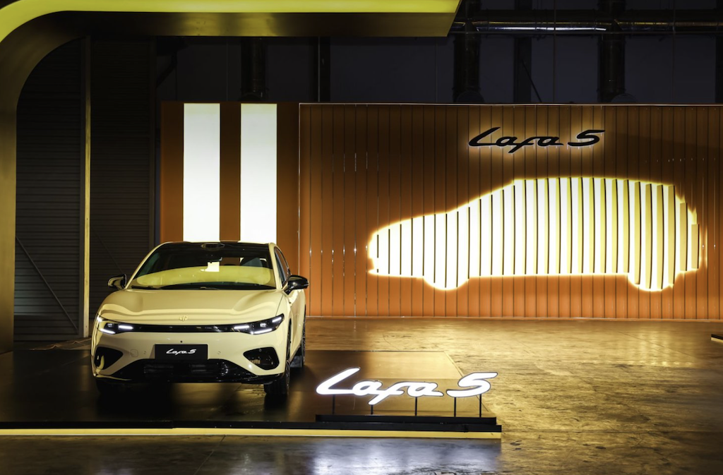 零跑 Lafa5 预售发布会现场主题色就是「电掣黄」｜图片来源：零跑汽车