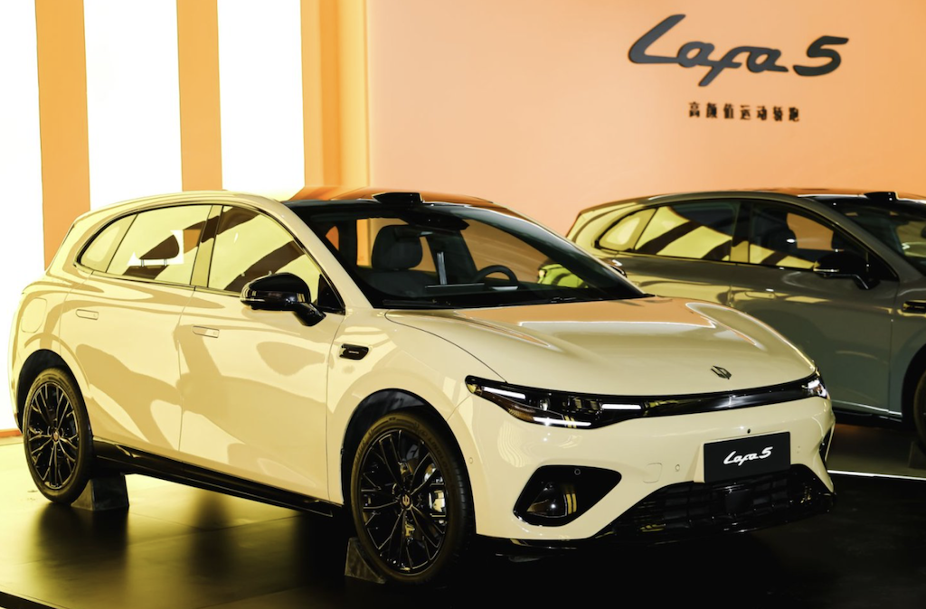 零跑 Lafa5 的「轿跑」外观和配色相得益彰｜图片来源：零跑汽车