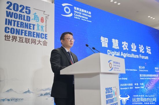 ▲拼多多联合创始人范洁真分享公司在数字技术重构产业链等环节的创新经验。李源｜摄