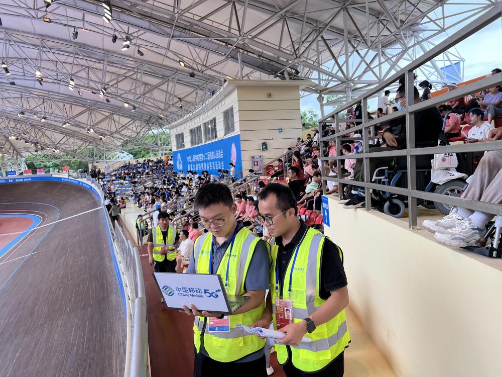 （图：中国移动保障团队在全运会场馆开展网络建设与优化工作）