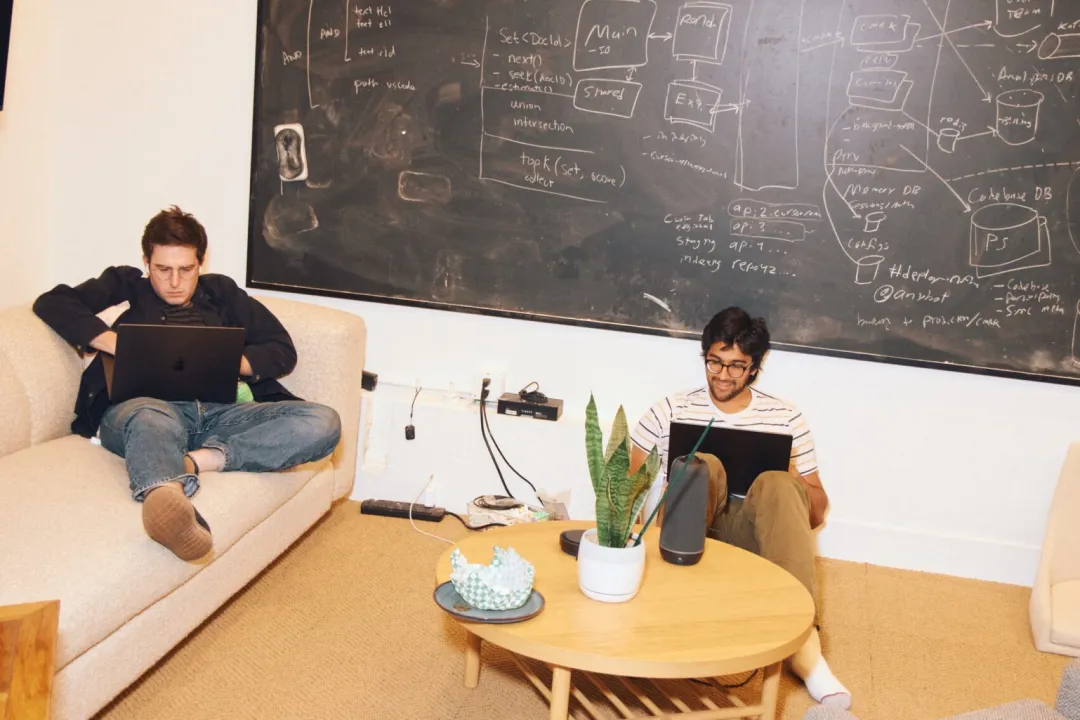 Cursor 员工很热衷于用黑板脑爆｜图源：Colossus