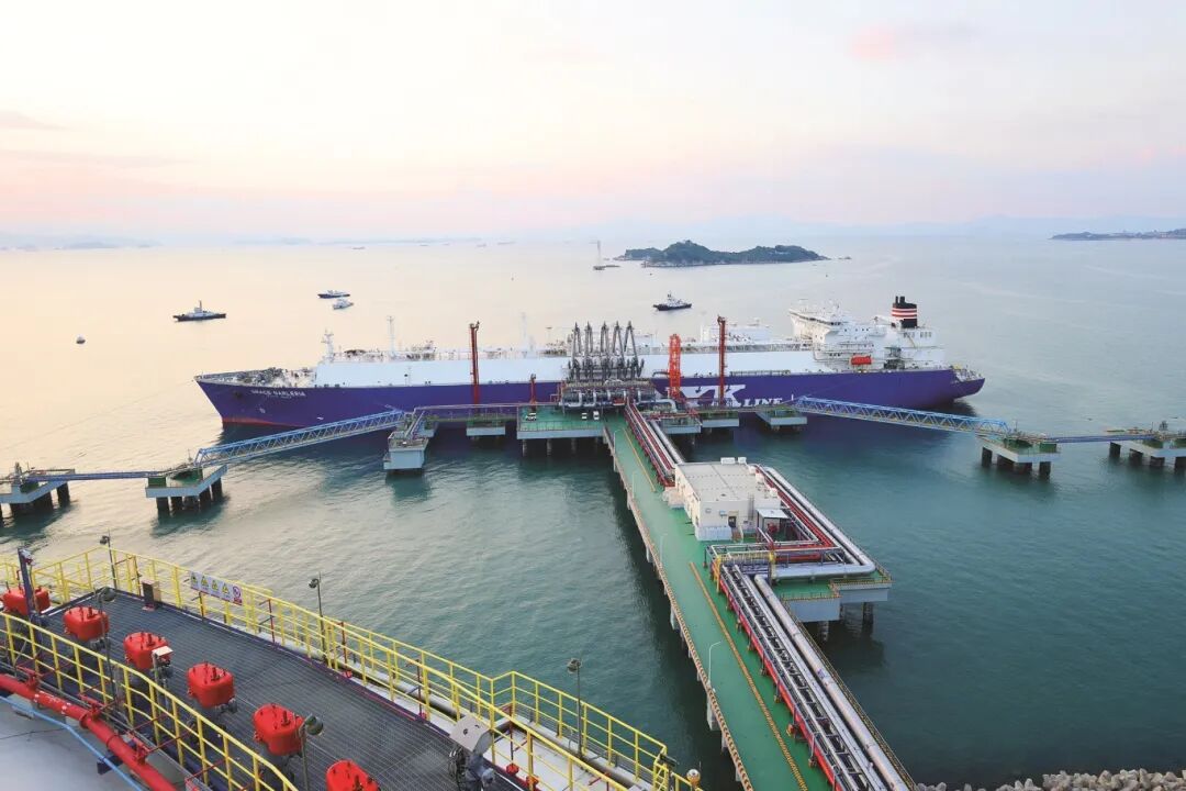 广东能源集团在惠天然气产业链一体化项目船舶正在卸天然气。惠州日报记者李松权 摄