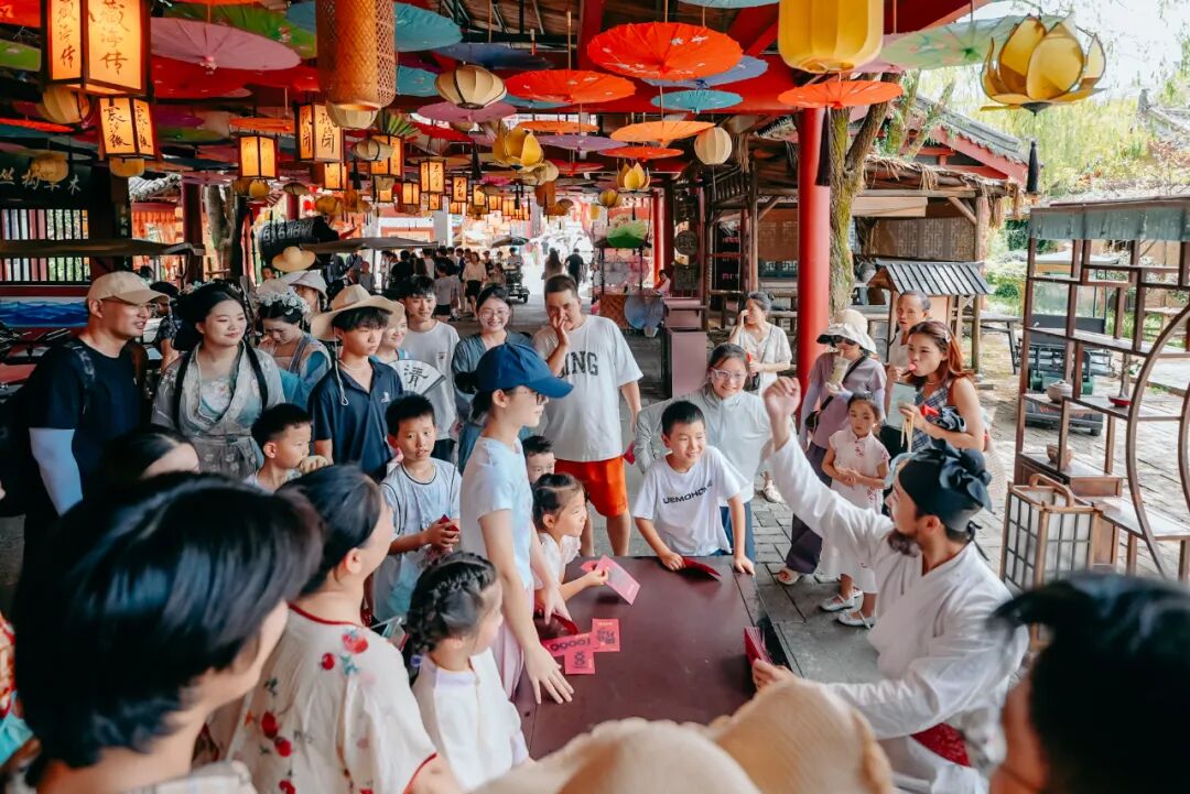 横店影视基地成为热门打卡地。