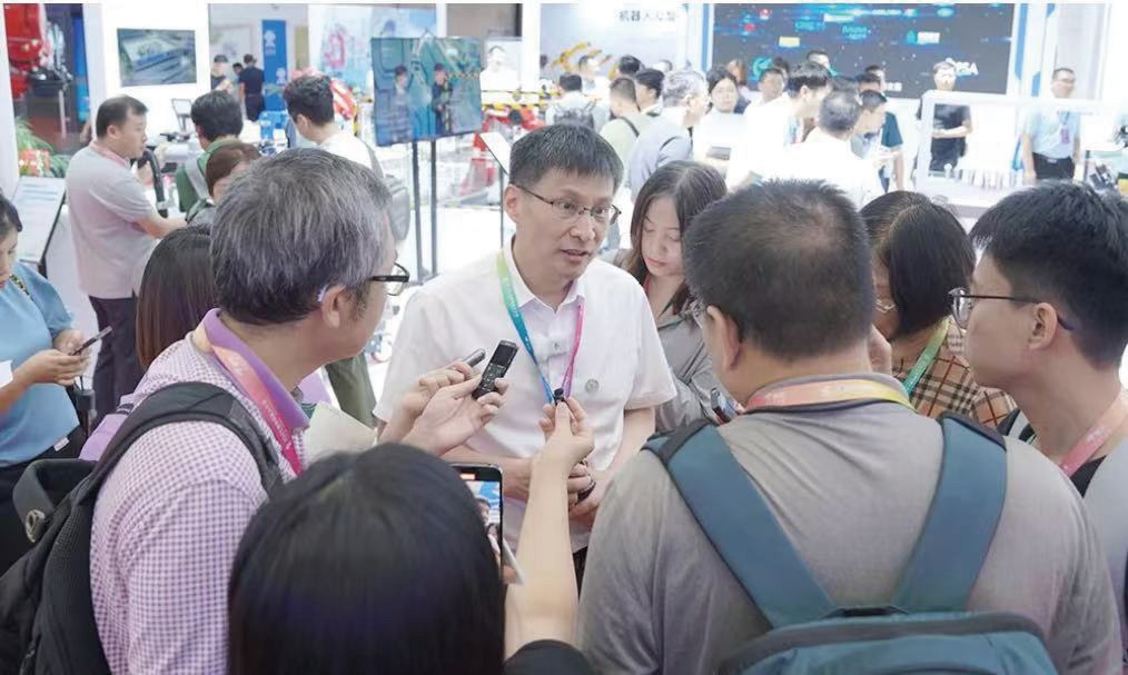 张雷:新松机器人的技术总监,中国移动机器人(AGV)产业联盟主席