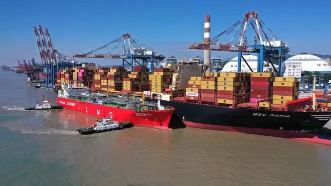 “船靠船”加注作业