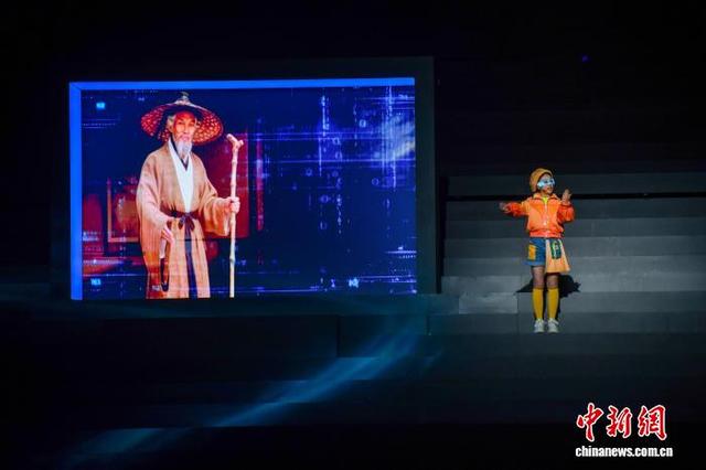 11月8日晚，中国首部AI概念国风音乐剧《心安东坡》在海南澄迈首演，现代人物与AI东坡形象同台。中新网记者 骆云飞 摄