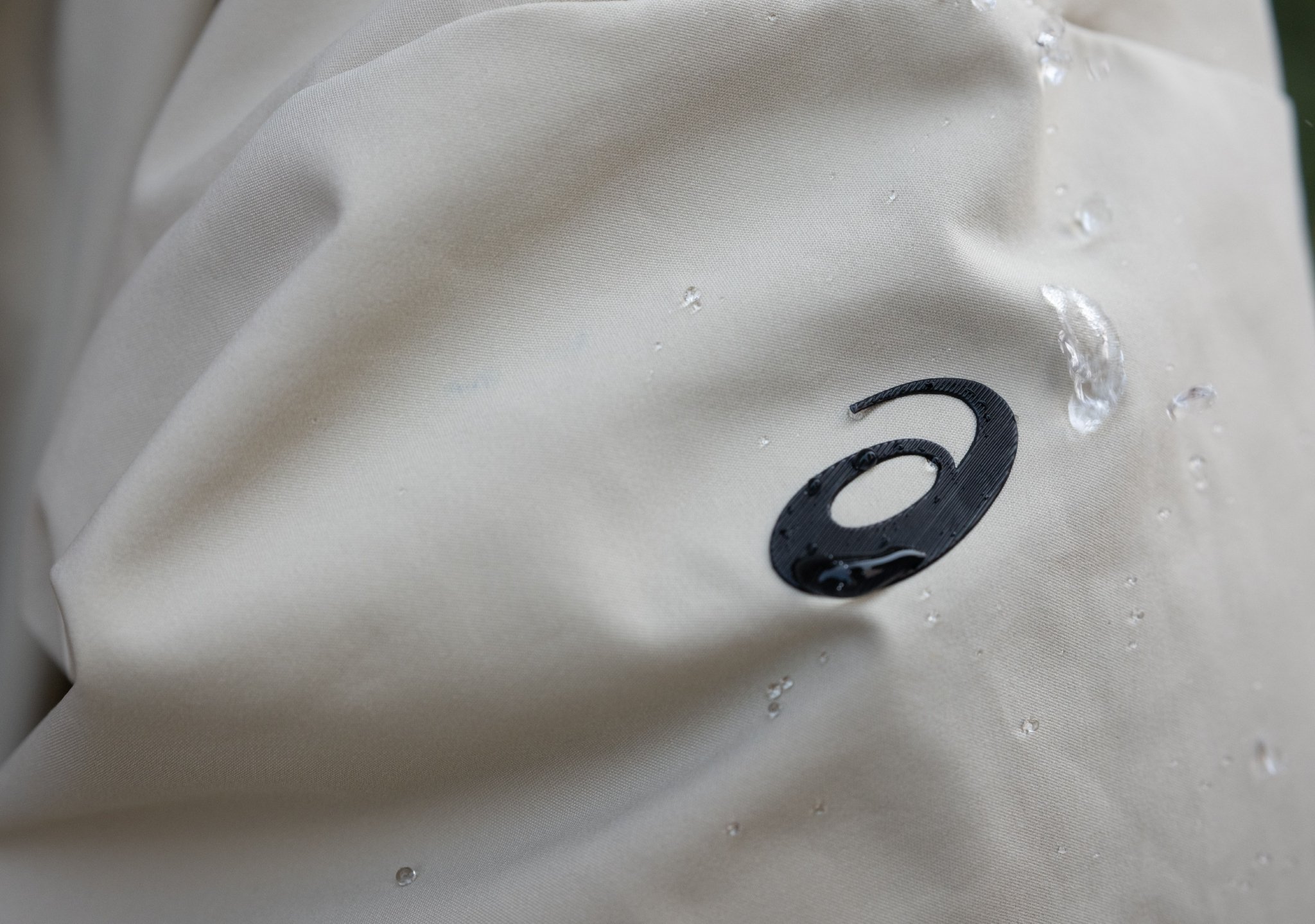 搭载 Dermizax 防水透湿膜的 ASICS亚瑟士运动羽绒夹克 | 图片来源：极客公园