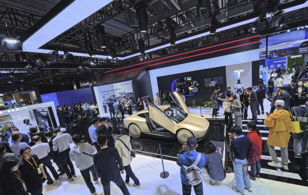   11月6日，这是特斯拉公司展台上展出的特斯拉Cybercab赛博无人驾驶电动车，这是该车型的亚太首展。图源：新华社