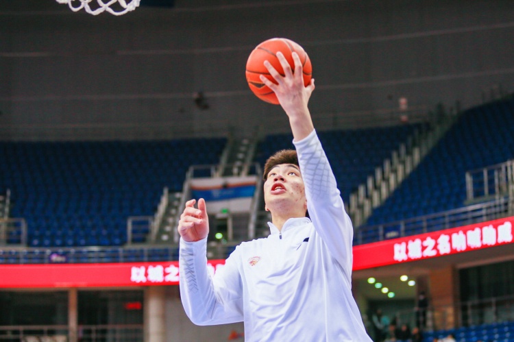 效率太低！余嘉豪14投仅4中拿到9分11板 罚球6中1