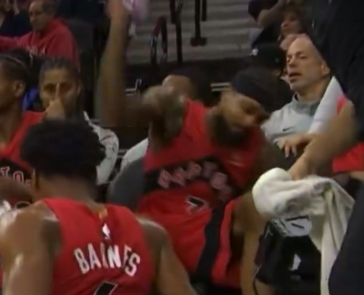 美记：英格拉姆扔水瓶就像3岁小孩一样幼稚 巴恩斯的处理很妥当