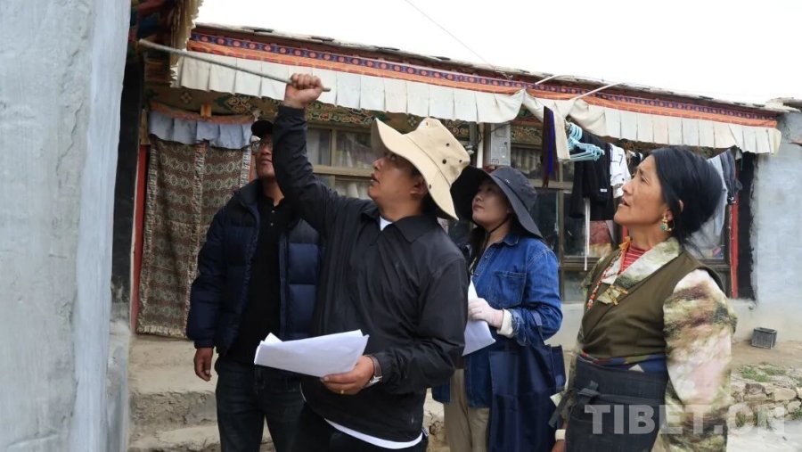 图为日喀则市组织上百名的区内外专业技术人员深入受灾县开展“逐村入户”全覆盖勘察