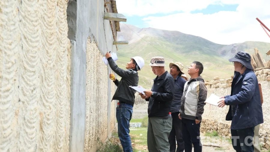 图为日喀则市邀请国内权威专家和行业部门、国内科研机构对受灾民房开展科学论证