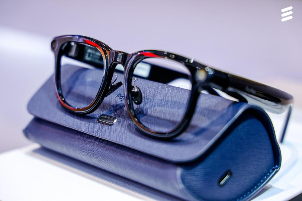 图：爱立信在2025年中国进博会展出AI眼镜应用。