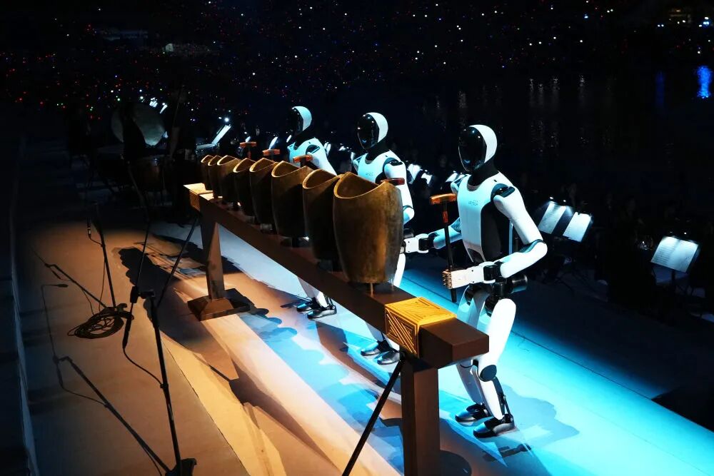 机器人在开幕式现场表演。
