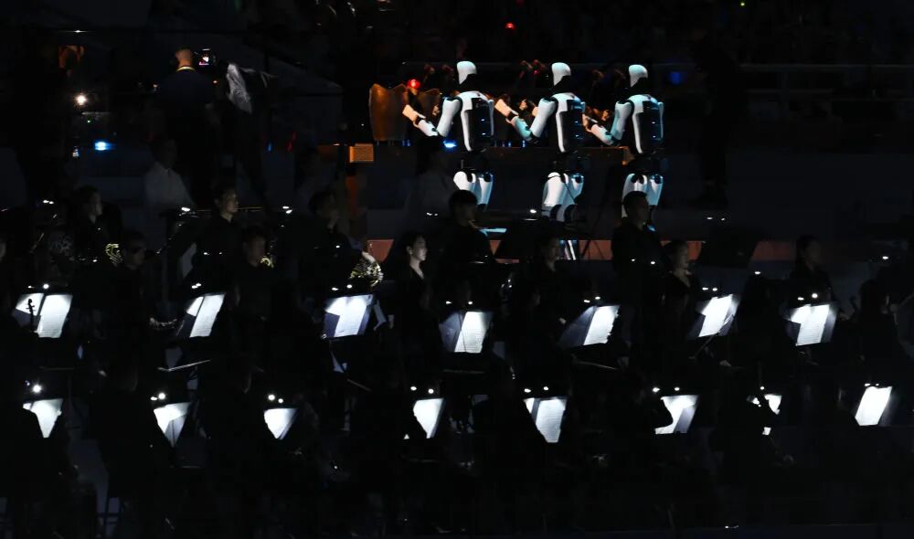 机器人在开幕式现场表演。