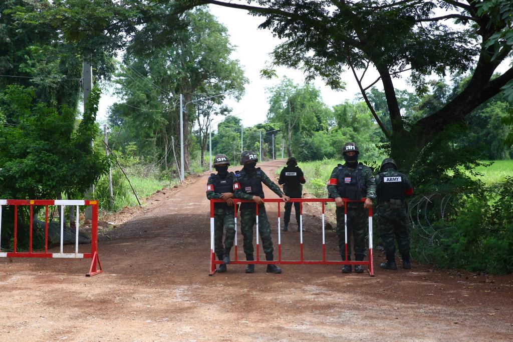 　　10月9日，泰柬士兵在泰國沙繳府緊鄰泰柬邊境的和平班農(nóng)禪村警戒。新華社記者孫瑋彤?dāng)z