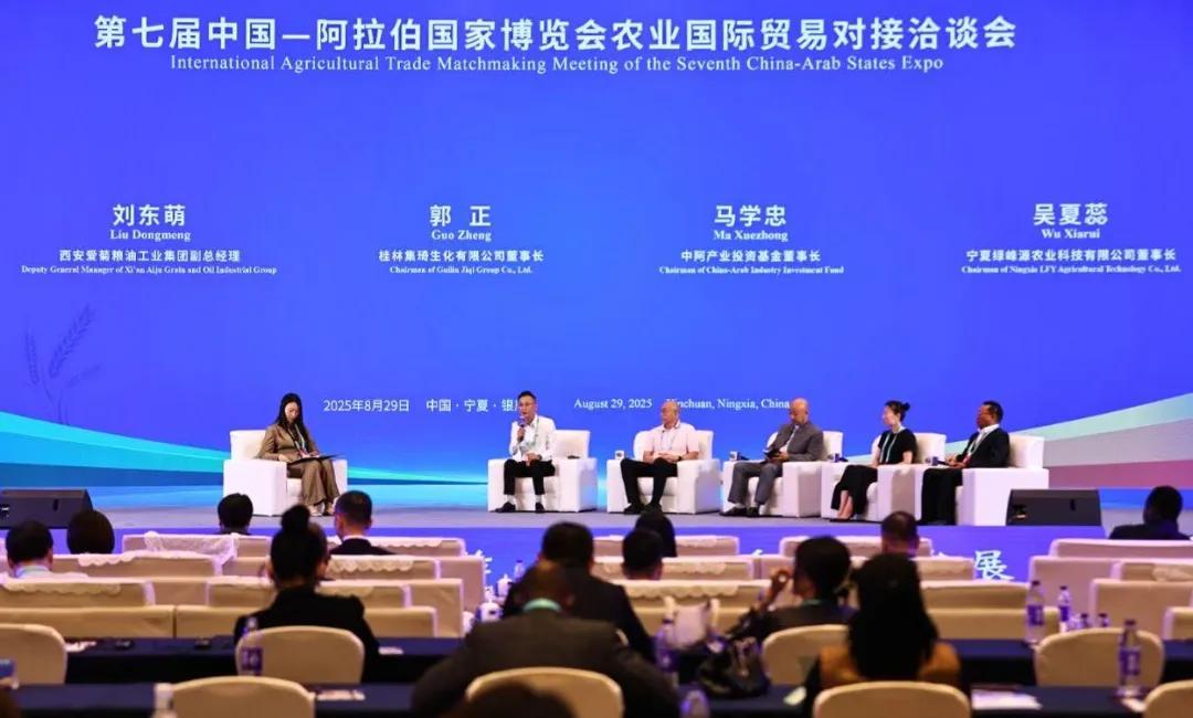 吴夏蕊（右二）在