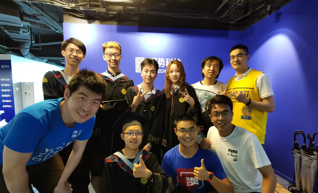 “几位 21 年夏天毕业的伙伴前来合影”（图片来自张林峰文章：《在 DP“读大学” 的少年们》DP 指深势科技。）