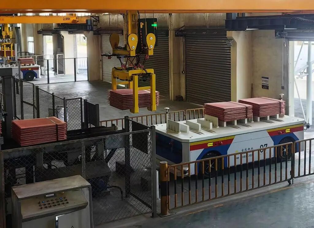 图为金冠铜业分公司电解车间里，正在作业的AGV小车。（吴家富 摄）