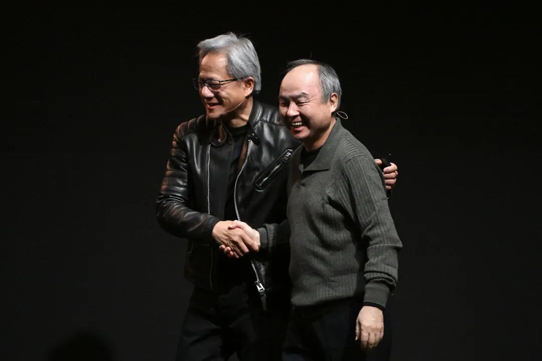 黄仁勋与孙正义 图片来源：视觉中国（资料图）