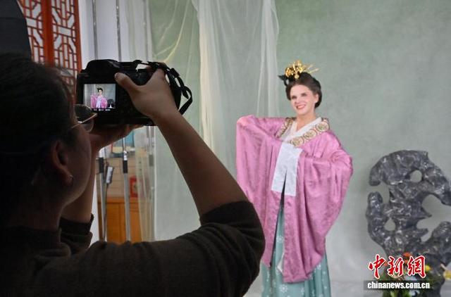 长春汉服体验馆走红,超百名外籍人士沉浸式体验传统文化 - 第2张 - 汉服颂 长春汉服体验馆走红,超百名外籍人士沉浸式体验传统文化 - 第2张