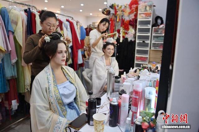 长春汉服体验馆走红,超百名外籍人士沉浸式体验传统文化 - 第7张 - 汉服颂 长春汉服体验馆走红,超百名外籍人士沉浸式体验传统文化 - 第7张