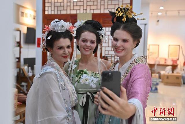 长春汉服体验馆走红,超百名外籍人士沉浸式体验传统文化 - 第3张 - 汉服颂 长春汉服体验馆走红,超百名外籍人士沉浸式体验传统文化 - 第3张