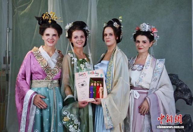 长春汉服体验馆走红,超百名外籍人士沉浸式体验传统文化 - 第8张 - 汉服颂 长春汉服体验馆走红,超百名外籍人士沉浸式体验传统文化 - 第8张